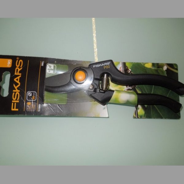 zahradní nůžky fiskars P90