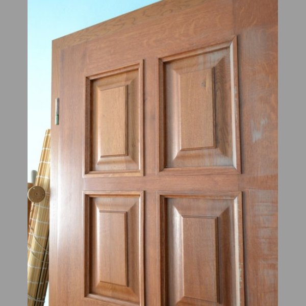 Dřevěné kazetové dveře s dřevěnou zárubní