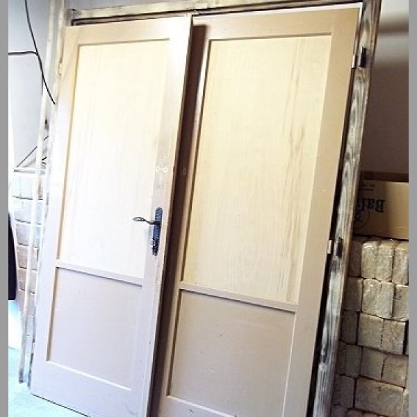 Dřevěné dvoukřídlé dveře s dřevěným rámem