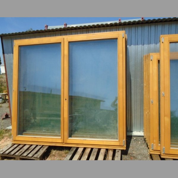 Dřevěná okna a dveře různých  velkých velikostí