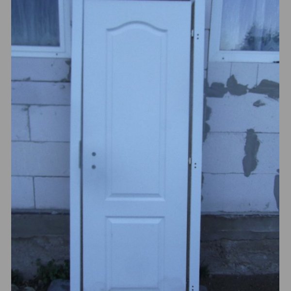 Starší interierové dveře 60 cm bílé s obložkami